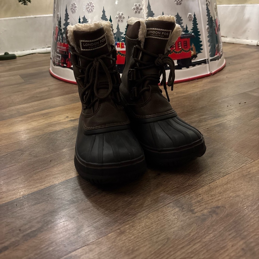 London Fog Kids' Dark Brown and Black Snow Boots Size 3.
